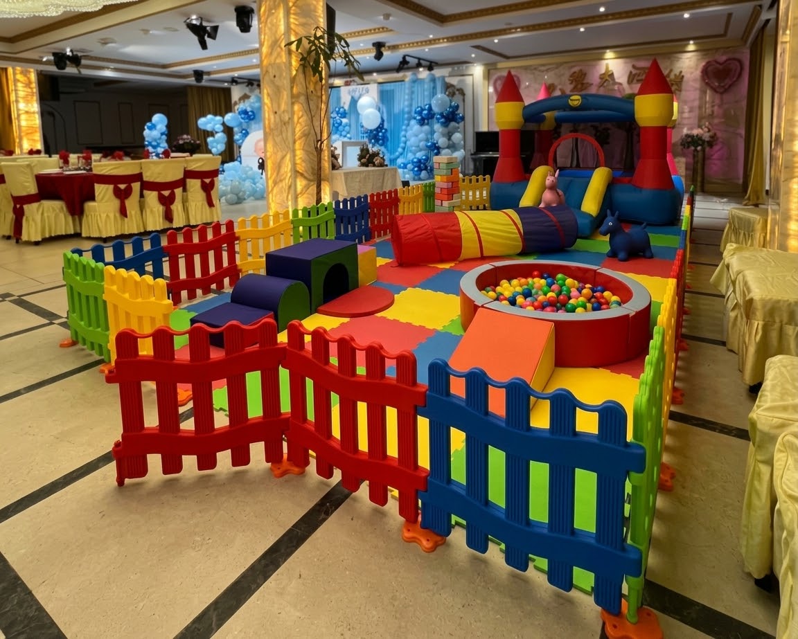 Kids Corner multicolore avec château gonflable, tunnel et piscine à balles