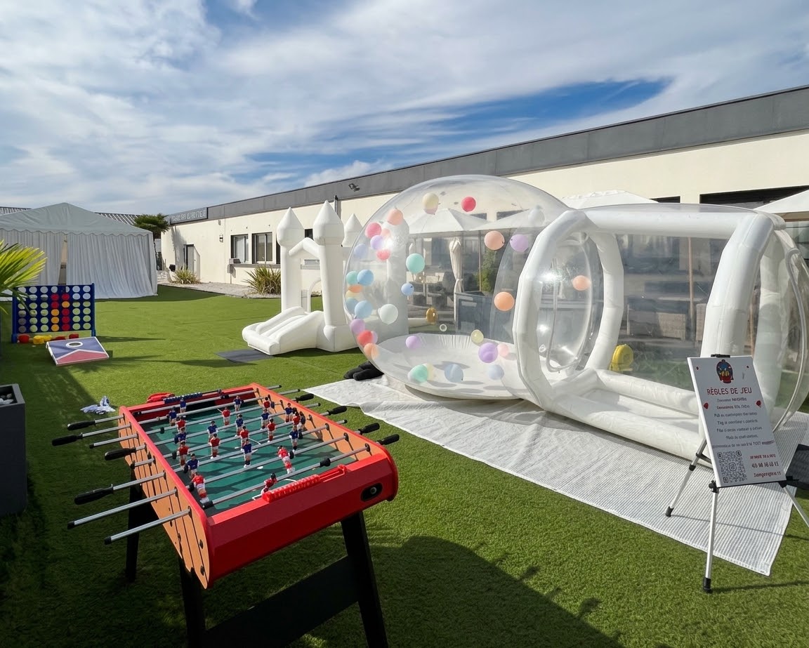 Bubble House, château blanc et baby-foot en extérieur pour un anniversaire