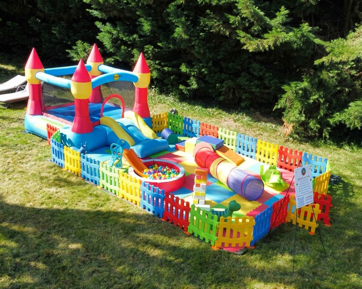 Kids Corner multicolore avec château gonflable et jeux de motricité dans un jardin