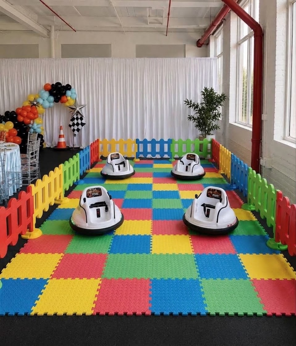 Mini voitures tamponneuses électriques pour enfants sur un circuit – Multicolore