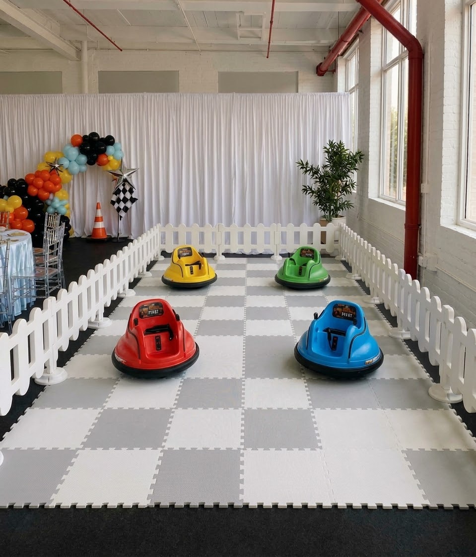 Mini voitures tamponneuses électriques pour enfants sur un circuit